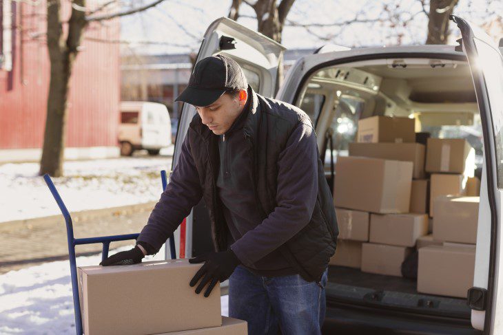 Personnel de déménagement déplace des cartons